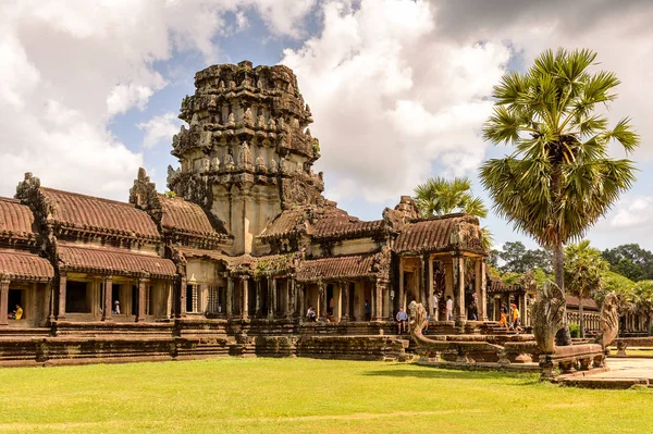Angkor, Siem Reap Province, Kamboçya - 27 Eylül 2014: Angkor Wat, dünyanın en büyük dini anıtı, Unesco Dünya Mirası