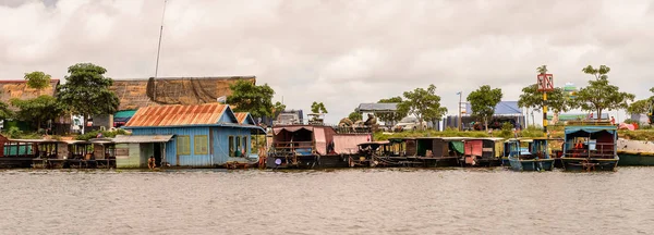 Lake Tonle Sap, Combodia - 28 Eylül 2014: Tonle Sap üzerinde Yüzen köy Chong Knies. Tonle Sap Gölü, 1997'den beri Unesco biyosferi olan Güneydoğu Asya'nın en büyük tatlı su gölüdür.