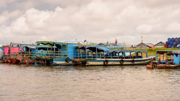 洞里萨湖 康波迪亚 2014年9月28日 洞里萨湖上的五颜六色的船 洞里萨湖是东南亚最大的淡水湖 自1997年以来一直作为联合国教科文组织的生物圈 — 图库照片