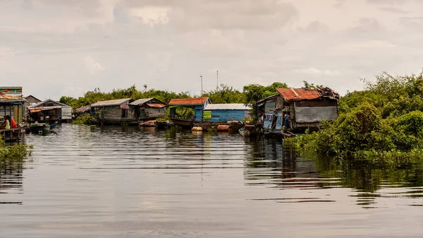 Lake Tonle Sap, Combodia - 28 Eylül 2014: Tonle Sap üzerinde yüzen bir köy Chong Knies Evleri. Tonle Sap Gölü, 1997'den beri Unesco biyosferi olan Güneydoğu Asya'nın en büyük tatlı su gölüdür.