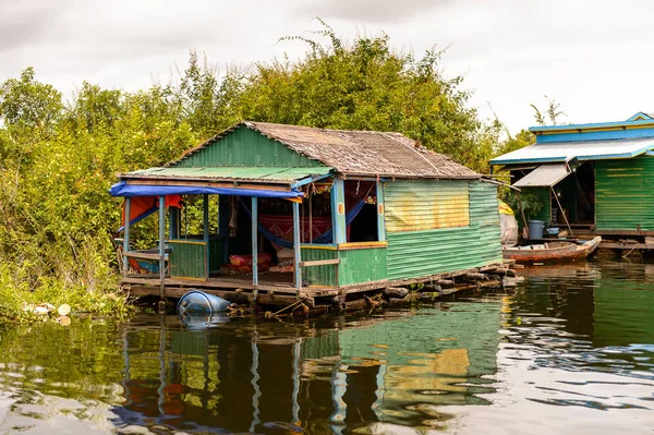 Lake Tonle Sap, Combodia - 28 Eylül 2014: Tonle Sap üzerinde yüzen bir köy Chong Knies Evleri. Tonle Sap Gölü, 1997'den beri Unesco biyosferi olan Güneydoğu Asya'nın en büyük tatlı su gölüdür.