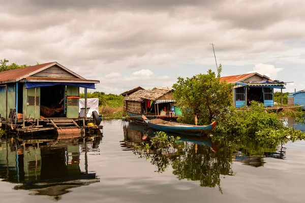 Lake Tonle Sap, Combodia - 28 Eylül 2014: Tonle Sap üzerinde yüzen bir köy Chong Knies Evleri. Tonle Sap Gölü, 1997'den beri Unesco biyosferi olan Güneydoğu Asya'nın en büyük tatlı su gölüdür.