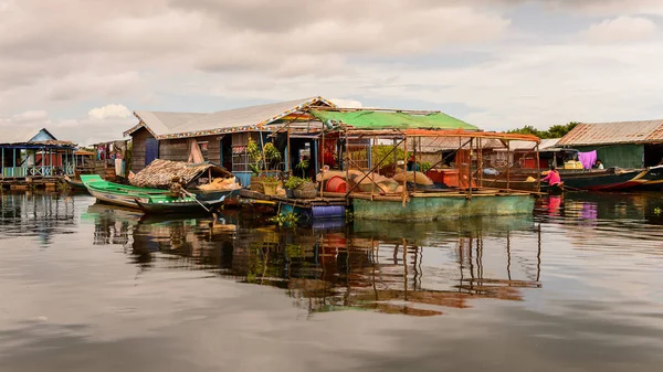 Lake Tonle Sap, Combodia - 28 Eylül 2014: Tonle Sap üzerinde yüzen bir köy Chong Knies Evleri. Tonle Sap Gölü, 1997'den beri Unesco biyosferi olan Güneydoğu Asya'nın en büyük tatlı su gölüdür.