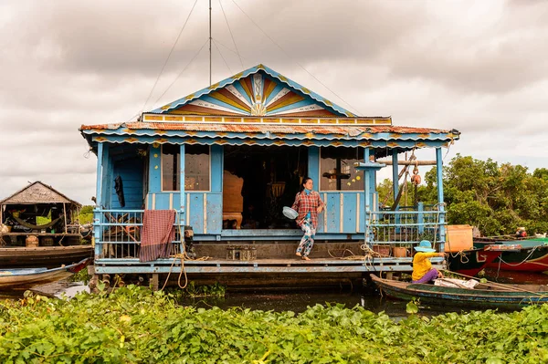 Lake Tonle Sap, Combodia - 28 Eylül 2014: Tonle Sap Gölü üzerinde yüzen bir köy Chong Knies kimliği belirsiz insanlar, Güneydoğu Asya'nın en büyük tatlı su gölü, 1997 yılından bu yana Unesco biyosfer