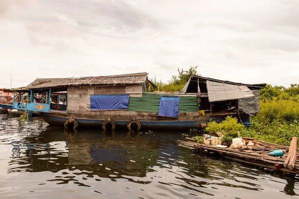 Lake Tonle Sap, Combodia - 28 Eylül 2014: Tonle Sap Gölü'ndeki Chong Knies Köyü, Güneydoğu Asya'nın en büyük tatlı su gölü, 1997'den beri Unesco biyosferi