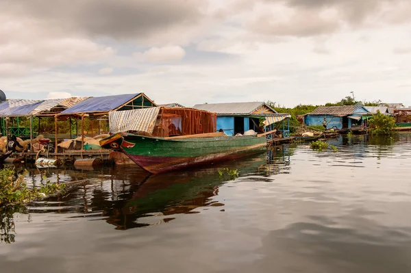 Lake Tonle Sap, Combodia - 28 Eylül 2014: Tonle Sap üzerinde yüzen bir köy Chong Knies Renkli Evler. Tonle Sap Gölü, 1997'den beri Unesco biyosferi olan Güneydoğu Asya'nın en büyük tatlı su gölüdür.