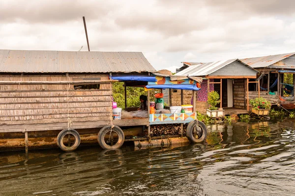 康波迪亚的洞里萨湖 2014年9月28日 洞里萨湖上的崇克尼村 东南亚最大的淡水湖 自1997年以来是联合国教科文组织的生物圈 — 图库照片