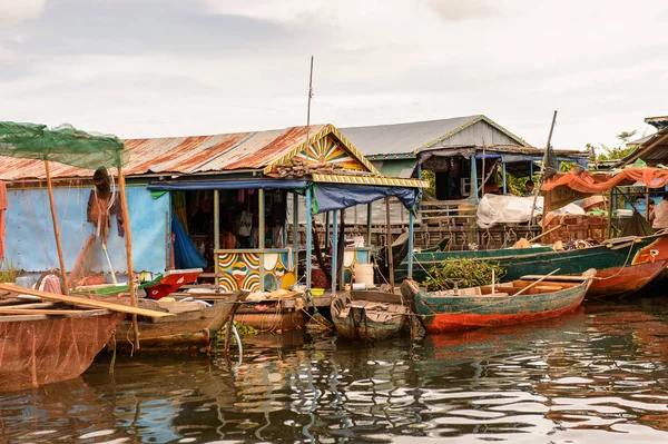 Lake Tonle Sap, Combodia - 28 Eylül 2014: Tonle Sap Gölü'ndeki Chong Knies Köyü, Güneydoğu Asya'nın en büyük tatlı su gölü, 1997'den beri Unesco biyosferi
