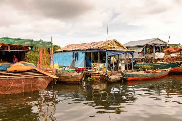 Lake Tonle Sap, Combodia - 28 Eylül 2014: Tonle Sap Gölü'ndeki Chong Knies Köyü, Güneydoğu Asya'nın en büyük tatlı su gölü, 1997'den beri Unesco biyosferi