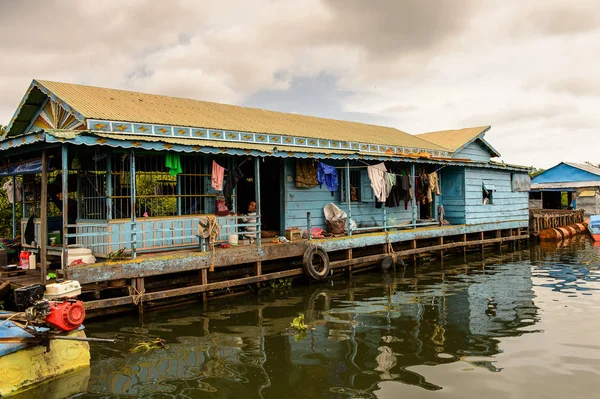 Lake Tonle Sap, Combodia - 28 Eylül 2014: Güneydoğu Asya'nın en büyük tatlı su gölü olan Tonle Sap Gölü'ndeki Chong Knies Köyü'nde gerçek hayat, 1997'den beri Unesco biyosferi