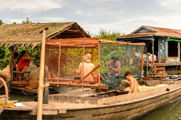 Lake Tonle Sap, Combodia - 28 Eylül 2014: Kimliği belirsiz kişiler, Güneydoğu Asya'nın en büyük tatlı su gölü olan 1997'den beri Unesco biyosferi olan Tonle Sap Gölü'nde balık ağı yapıyorlar.