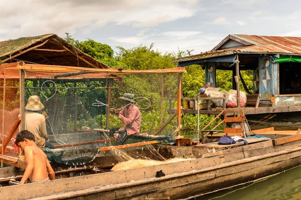 Lake Tonle Sap, Combodia - 28 Eylül 2014: Kimliği belirsiz kişiler, Güneydoğu Asya'nın en büyük tatlı su gölü olan 1997'den beri Unesco biyosferi olan Tonle Sap Gölü'nde balık ağı yapıyorlar.
