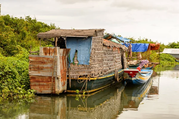 Lake Tonle Sap, Combodia - 28 Eylül 2014: Güneydoğu Asya'nın en büyük tatlı su gölü olan Tonle Sap Gölü'ndeki Chong Knies Köyü'nde gerçek hayat, 1997'den beri Unesco biyosferi