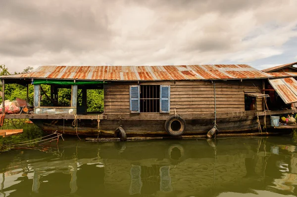 康波迪亚的洞里萨湖 2014年9月28日 洞里萨湖上的崇克尼村的自然和房屋 这是东南亚最大的淡水湖 自1997年以来是联合国教科文组织的生物圈 — 图库照片