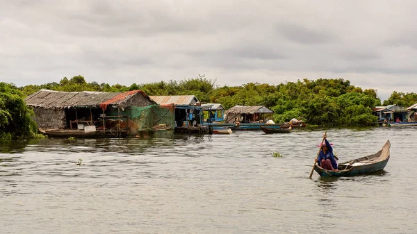 Lake Tonle Sap, Combodia - 28 Eylül 2014: Tonle Sap Gölü'ndeki Chong Knies Köyü'nün doğası ve evleri, Güneydoğu Asya'nın en büyük tatlı su gölü, 1997'den beri Unesco biyosferi