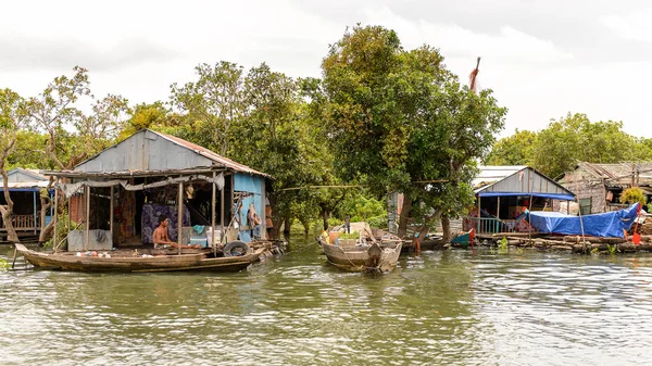 Lake Tonle Sap, Combodia - 28 Eylül 2014: Tonle Sap Gölü'ndeki Chong Knies Köyü'nün doğası ve evleri, Güneydoğu Asya'nın en büyük tatlı su gölü, 1997'den beri Unesco biyosferi