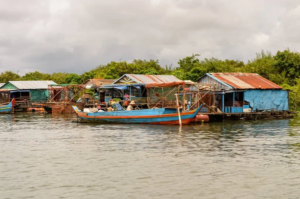 Lake Tonle Sap, Combodia - 28 Eylül 2014: Tonle Sap Gölü'ndeki Chong Knies Köyü'nün doğası ve evleri, Güneydoğu Asya'nın en büyük tatlı su gölü, 1997'den beri Unesco biyosferi