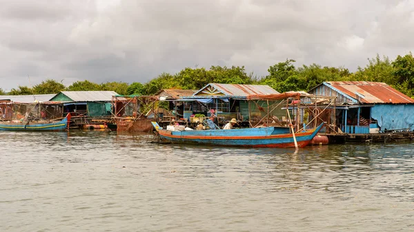 Lake Tonle Sap, Combodia - 28 Eylül 2014: Tonle Sap Gölü'ndeki Chong Knies Köyü'nün doğası ve evleri, Güneydoğu Asya'nın en büyük tatlı su gölü, 1997'den beri Unesco biyosferi