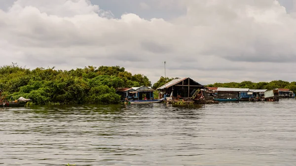 Lake Tonle Sap, Combodia - 28 Eylül 2014: Tonle Sap Gölü'ndeki Chong Knies Köyü'nün doğası ve evleri, Güneydoğu Asya'nın en büyük tatlı su gölü, 1997'den beri Unesco biyosferi