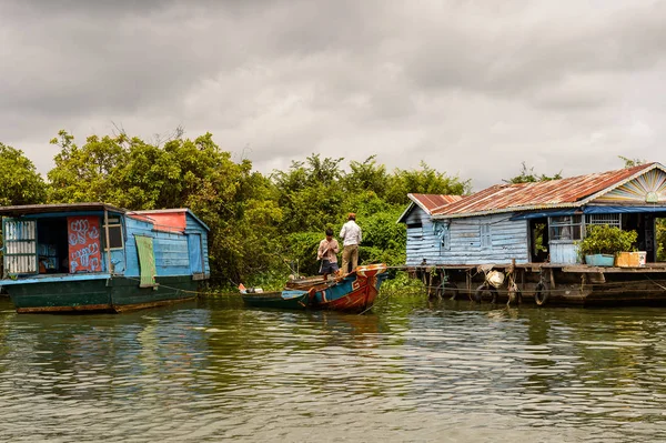Lake Tonle Sap, Combodia - 28 Eylül 2014: Tonle Sap Gölü'ndeki Chong Knies Köyü'nün doğası ve evleri, Güneydoğu Asya'nın en büyük tatlı su gölü, 1997'den beri Unesco biyosferi