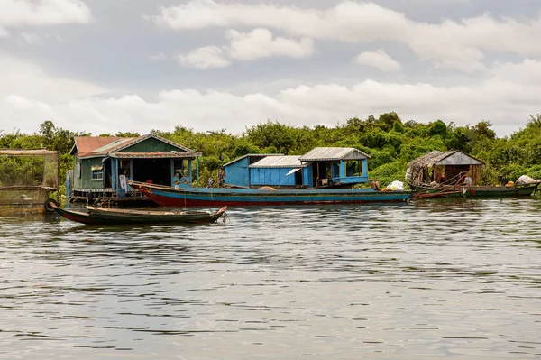 Lake Tonle Sap, Combodia - 28 Eylül 2014: Tonle Sap Gölü'ndeki Chong Knies Köyü'nün doğası ve evleri, Güneydoğu Asya'nın en büyük tatlı su gölü, 1997'den beri Unesco biyosferi