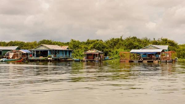 康波迪亚的洞里萨湖 2014年9月28日 洞里萨湖上的崇克尼村的船只和房屋 这是东南亚最大的淡水湖 自1997年以来是联合国教科文组织的生物圈 — 图库照片