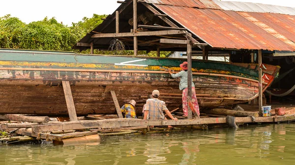 Lake Tonle Sap, Combodia - 28 Eylül 2014: Güneydoğu Asya'nın en büyük tatlı su gölü olan Tonle Sap Gölü'ndeki Chong Knies Köyü'nün tekneleri ve evleri, 1997'den beri Unesco biyosferi