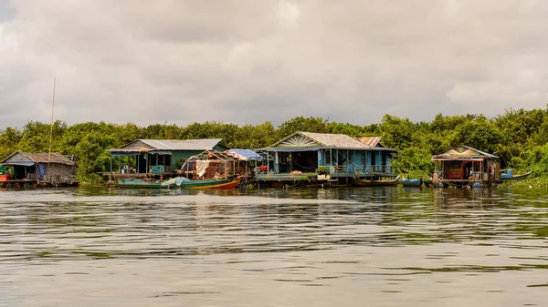 Lake Tonle Sap, Combodia - 28 Eylül 2014: Güneydoğu Asya'nın en büyük tatlı su gölü olan Tonle Sap Gölü'ndeki Chong Knies Köyü'nün tekneleri ve evleri, 1997'den beri Unesco biyosferi