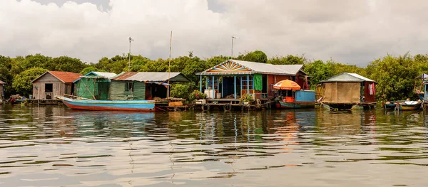 Lake Tonle Sap, Combodia - 28 Eylül 2014: Güneydoğu Asya'nın en büyük tatlı su gölü olan Tonle Sap Gölü'ndeki Chong Knies Köyü'nün tekneleri ve evleri, 1997'den beri Unesco biyosferi