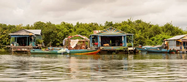 Lake Tonle Sap, Combodia - 28 Eylül 2014: Güneydoğu Asya'nın en büyük tatlı su gölü olan Tonle Sap Gölü'ndeki Chong Knies Köyü'nün tekneleri ve evleri, 1997'den beri Unesco biyosferi
