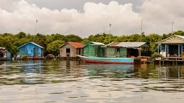 Lake Tonle Sap, Combodia - 28 Eylül 2014: Güneydoğu Asya'nın en büyük tatlı su gölü olan Tonle Sap Gölü'ndeki Chong Knies Köyü'nün tekneleri ve evleri, 1997'den beri Unesco biyosferi