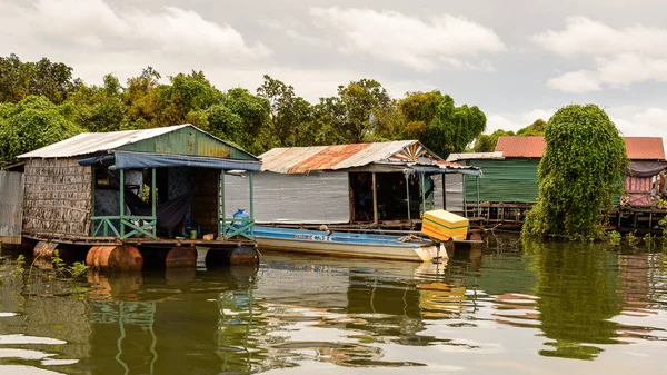 Lake Tonle Sap, Combodia - 28 Eylül 2014: Güneydoğu Asya'nın en büyük tatlı su gölü olan Tonle Sap Gölü'ndeki Chong Knies Köyü'nün tekneleri ve evleri, 1997'den beri Unesco biyosferi