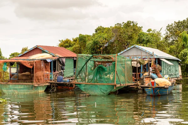 Lake Tonle Sap, Combodia - 28 Eylül 2014: Güneydoğu Asya'nın en büyük tatlı su gölü olan Tonle Sap Gölü'ndeki Chong Knies Köyü'nün tekneleri ve evleri, 1997'den beri Unesco biyosferi