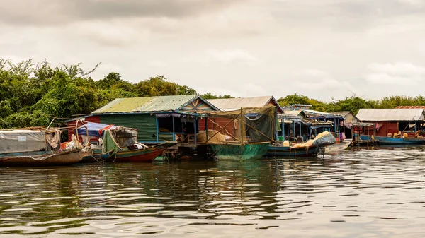Lake Tonle Sap Combodia Sep 2014 Barcos Casas Del Pueblo — Foto de Stock