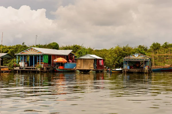 トンレサップ湖 コンボディア 2014 トンレサップ湖のチョン ナイズ村のボートと家 東南アジア最大の淡水湖 1997年以来 ユネスコの生物圏 — ストック写真