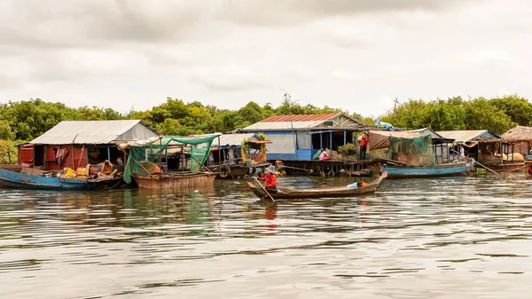 Λίμνη Tonle Sap Σύνθετο Σεπ 2014 Βάρκες Και Σπίτια Του — Φωτογραφία Αρχείου