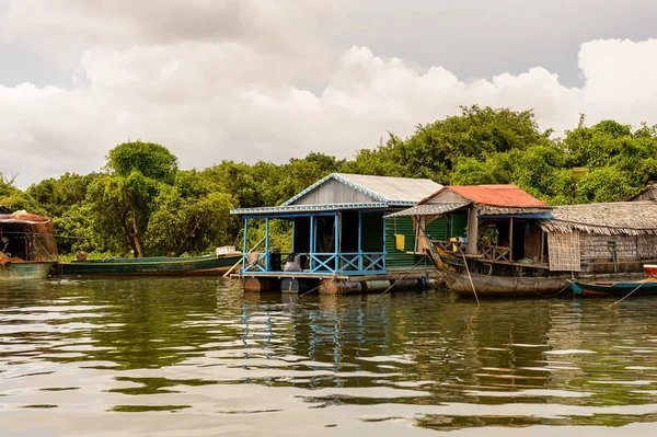 Lake Tonle Sap, Combodia - 28 Eylül 2014: Güneydoğu Asya'nın en büyük tatlı su gölü olan Tonle Sap Gölü'ndeki Chong Knies Köyü'nün tekneleri ve evleri, 1997'den beri Unesco biyosferi