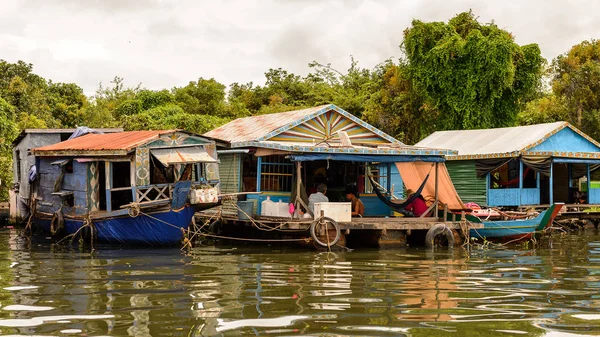 Lake Tonle Sap, Combodia - 28 Eylül 2014: Güneydoğu Asya'nın en büyük tatlı su gölü olan Tonle Sap Gölü'ndeki Chong Knies Köyü'nün tekneleri ve evleri, 1997'den beri Unesco biyosferi
