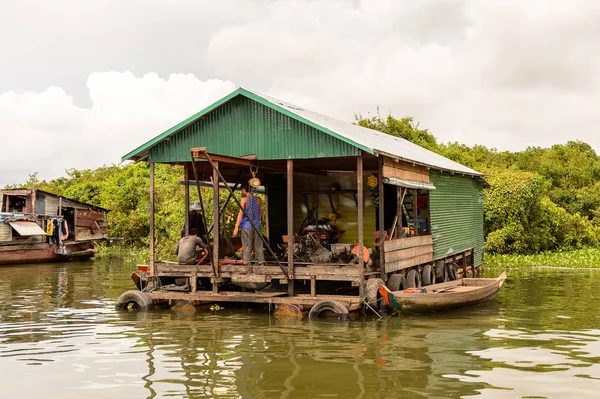 Lake Tonle Sap, Combodia - 28 Eylül 2014: Chong Knies Village, Tonle Sap Gölü, Güneydoğu Asya'nın en büyük tatlı su gölü, 1997 yılından bu yana Unesco biyosferi