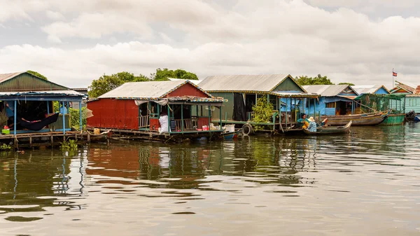 Lake Tonle Sap, Combodia - 28 Eylül 2014: Chong Knies Village, Tonle Sap Gölü, Güneydoğu Asya'nın en büyük tatlı su gölü, 1997 yılından bu yana Unesco biyosferi