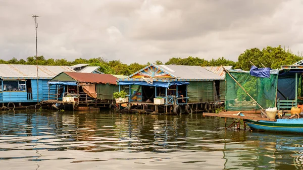 Lake Tonle Sap, Combodia - 28 Eylül 2014: Chong Knies Village, Tonle Sap Gölü, Güneydoğu Asya'nın en büyük tatlı su gölü, 1997 yılından bu yana Unesco biyosferi