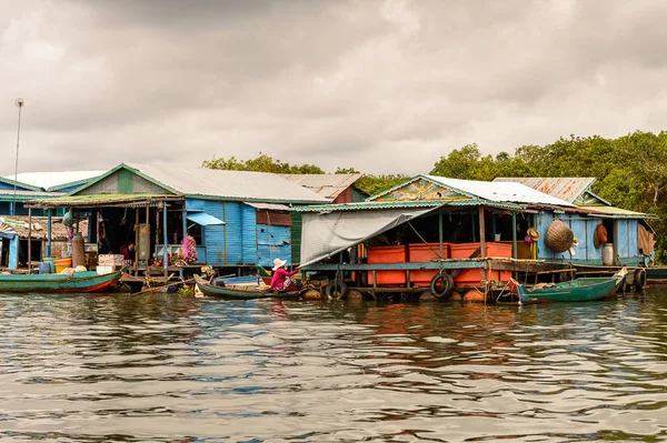Lake Tonle Sap, Combodia - 28 Eylül 2014: Chong Knies Village, Tonle Sap Gölü, Güneydoğu Asya'nın en büyük tatlı su gölü, 1997 yılından bu yana Unesco biyosferi