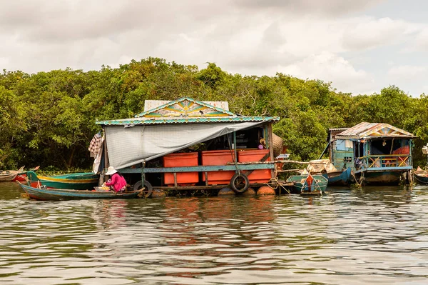 Lake Tonle Sap, Combodia - 28 Eylül 2014: Chong Knies Village, Tonle Sap Gölü, Güneydoğu Asya'nın en büyük tatlı su gölü, 1997 yılından bu yana Unesco biyosferi