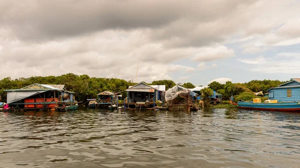 Lake Tonle Sap, Combodia - 28 Eylül 2014: Chong Knies Village, Tonle Sap Gölü, Güneydoğu Asya'nın en büyük tatlı su gölü, 1997 yılından bu yana Unesco biyosferi