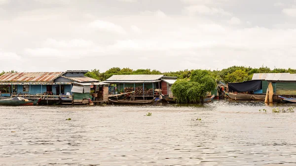 Lake Tonle Sap, Combodia - 28 Eylül 2014: Chong Knies Village, Tonle Sap Gölü, Güneydoğu Asya'nın en büyük tatlı su gölü, 1997 yılından bu yana Unesco biyosferi