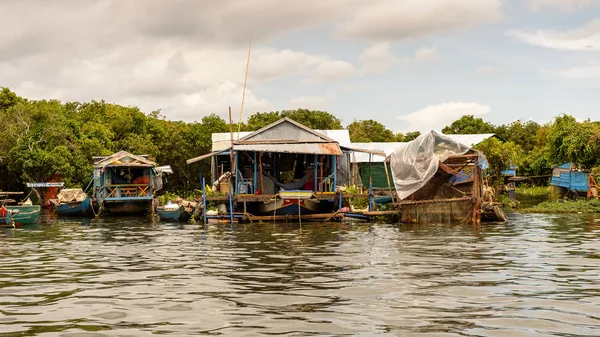 Lake Tonle Sap, Combodia - 28 Eylül 2014: Chong Knies Village, Tonle Sap Gölü, Güneydoğu Asya'nın en büyük tatlı su gölü, 1997 yılından bu yana Unesco biyosferi