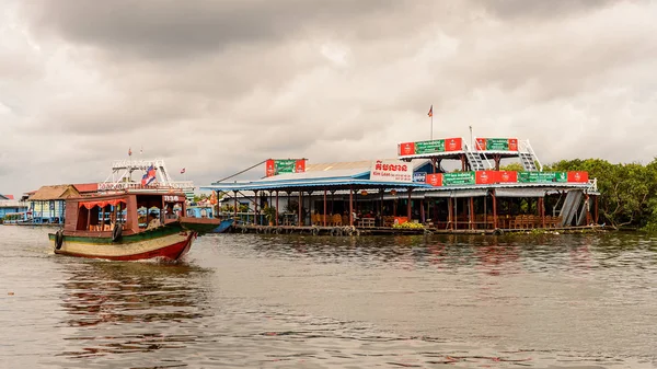 Lake Tonle Sap, Combodia - 28 Eylül 2014: Chong Knies Village, Tonle Sap Gölü, Güneydoğu Asya'nın en büyük tatlı su gölü, 1997 yılından bu yana Unesco biyosferi