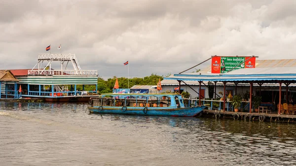 洞里湖 康波迪亚 2014年9月28日 在洞里萨湖上漂浮的村庄崇克奈斯景观 洞里萨湖是东南亚最大的淡水湖 自1997年以来一直作为联合国教科文组织的生物圈 — 图库照片