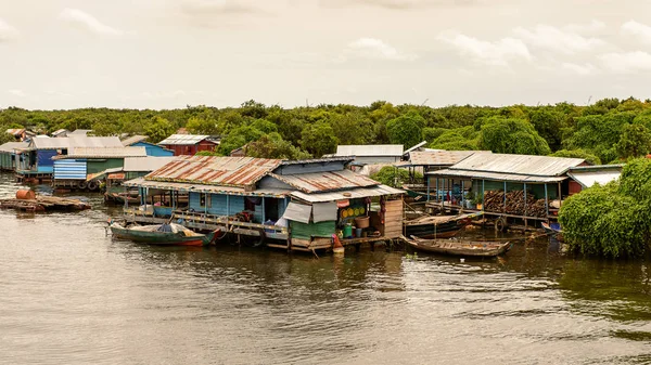 Lake Tonle Sap, Combodia - 28 Eylül 2014: Tonle Sap üzerinde yüzen bir köy Chong Knies görünümü. Tonle Sap Gölü, 1997'den beri Unesco biyosferi olan Güneydoğu Asya'nın en büyük tatlı su gölüdür.
