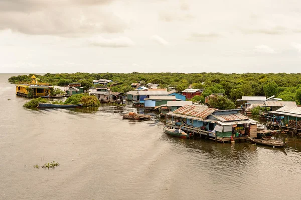 Lake Tonle Sap, Combodia - 28 Eylül 2014: Tonle Sap üzerinde yüzen bir köy Chong Knies görünümü. Tonle Sap Gölü, 1997'den beri Unesco biyosferi olan Güneydoğu Asya'nın en büyük tatlı su gölüdür.